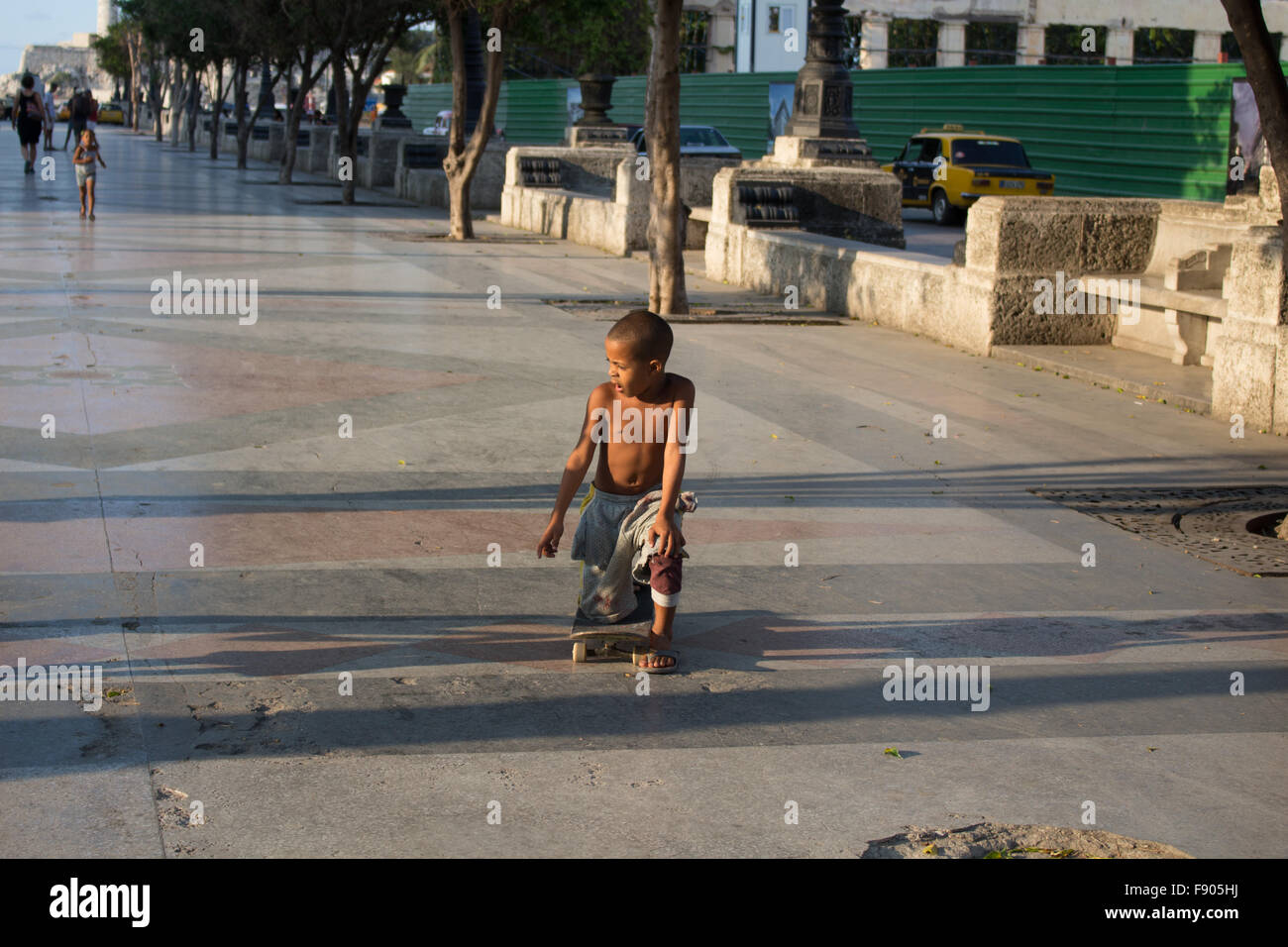 Un enfant joue avec ses amis dans les rues de La Havane (Cuba) Banque D'Images