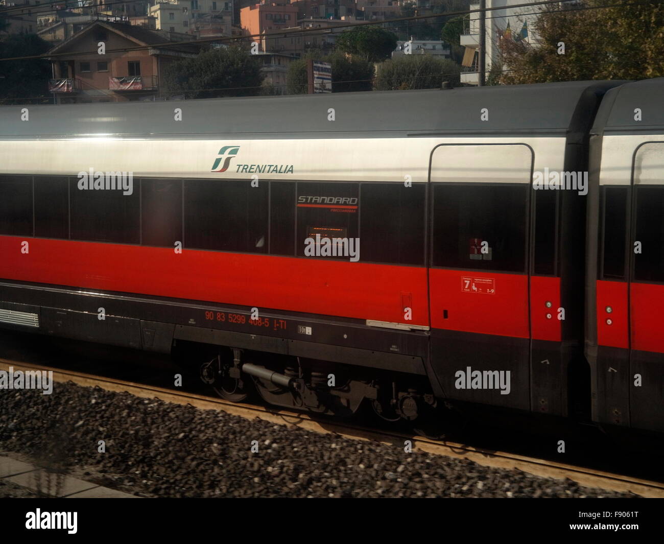 AJAXNETPHOTO. 2015. ROME, ITALIE. - TRANSPORT FERROVIAIRE - UNE GRANDE VITESSE FRECCIAROSSA EXPRESS TRAIN DE PASSAGERS EN DIRECTION DE LA GARE CENTRALE DE ROME. PHOTO:JONATHAN EASTLAND/AJAX REF:GX  75820 151012 Banque D'Images