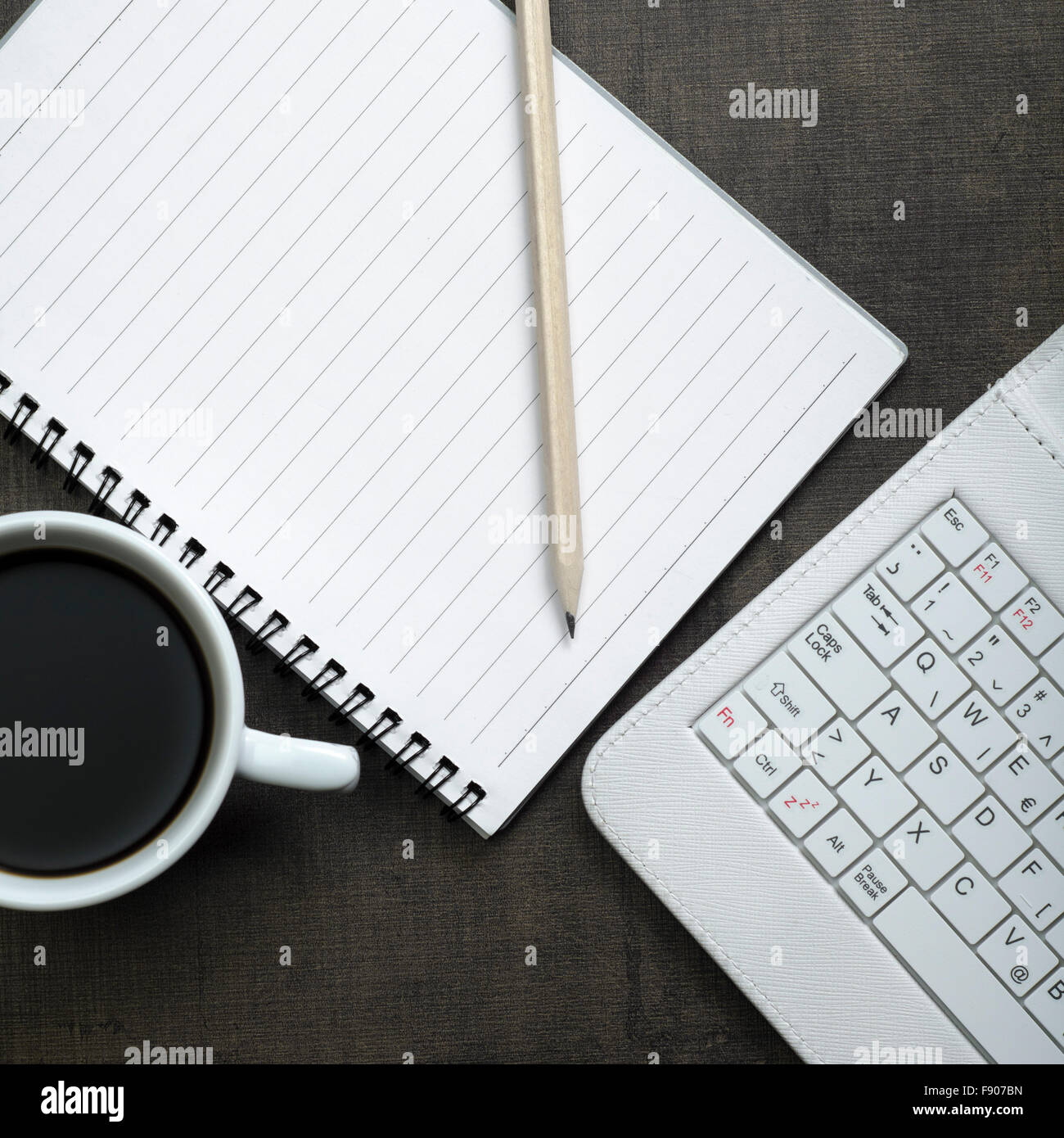 Blank notepad, ordinateur portable et tasse à café sur table en bois bureau Banque D'Images