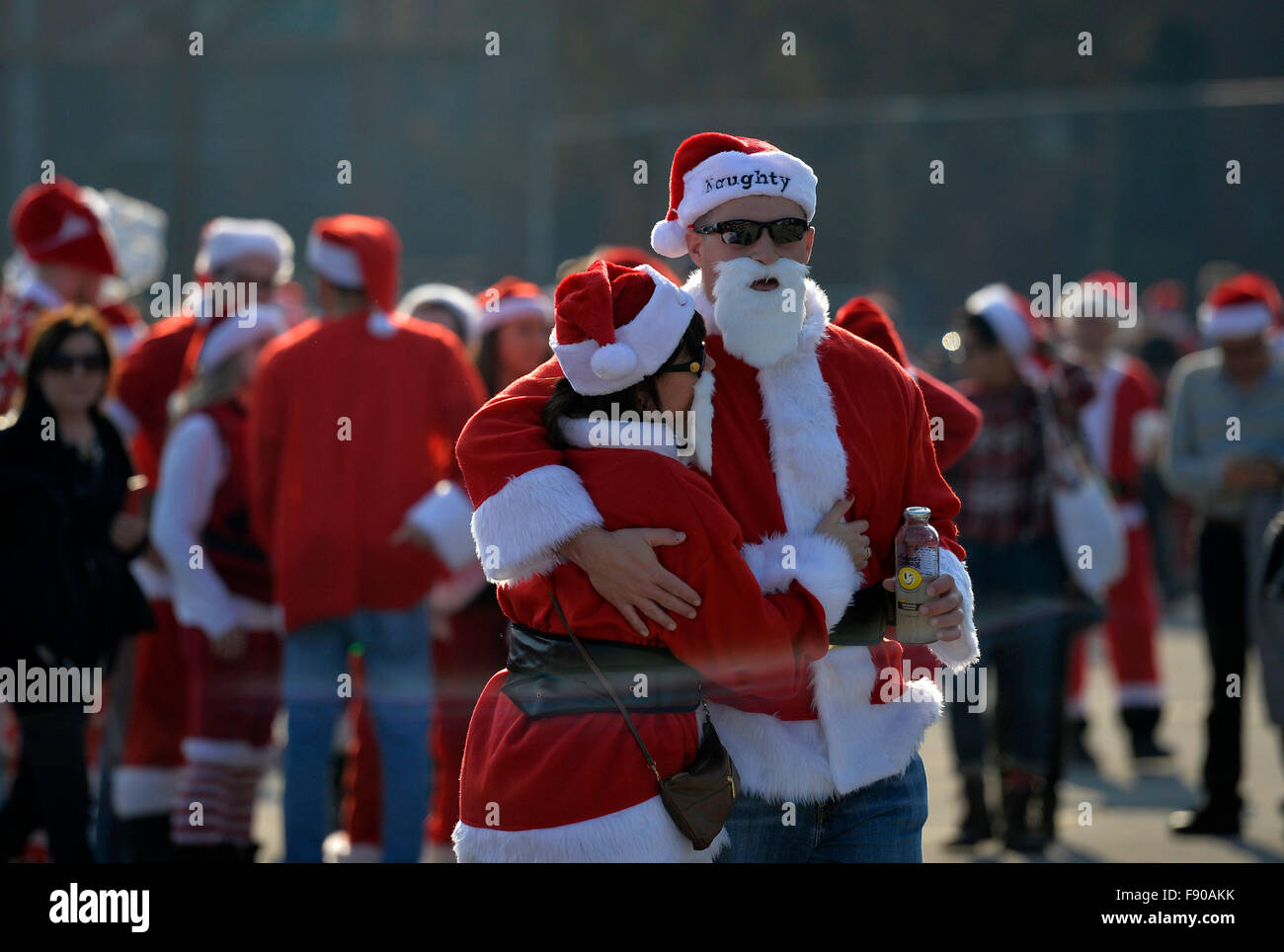 New York, USA. Dec 12, 2015. Des gens habillés en Père Noël prendre part à SantaCon 2015 à New York, États-Unis, le 12 décembre 2015. SantaCon 2015 a débuté samedi ici à New York. SantaCon, une célébration qui appelle pour les participants à s'habiller en Père Noël et suivre un itinéraire prévu de la tournée des bars, est célébrée dans les villes à travers les États-Unis et le monde. Credit : Wang Lei/Xinhua/Alamy Live News Banque D'Images