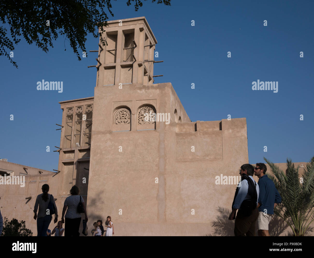 Les touristes à Dubai heritage area ; Bastakia, Bur Dubai. Banque D'Images