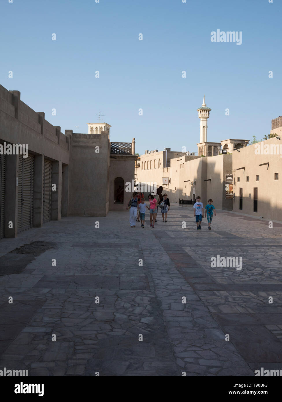 Les touristes à Dubai heritage area ; Bastakia, Bur Dubai. Banque D'Images