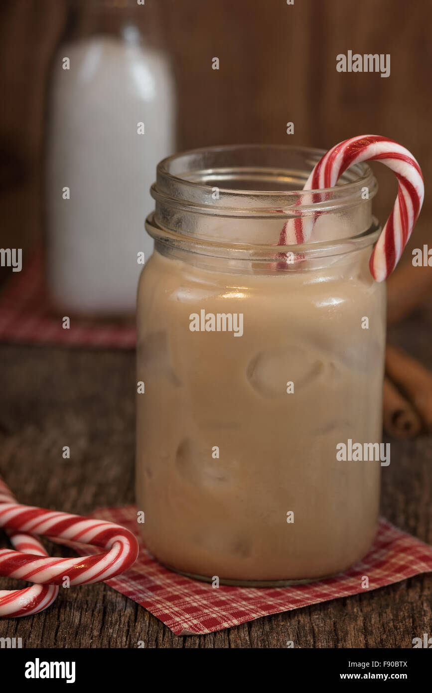 Café glacé avec Candy Cane Banque D'Images
