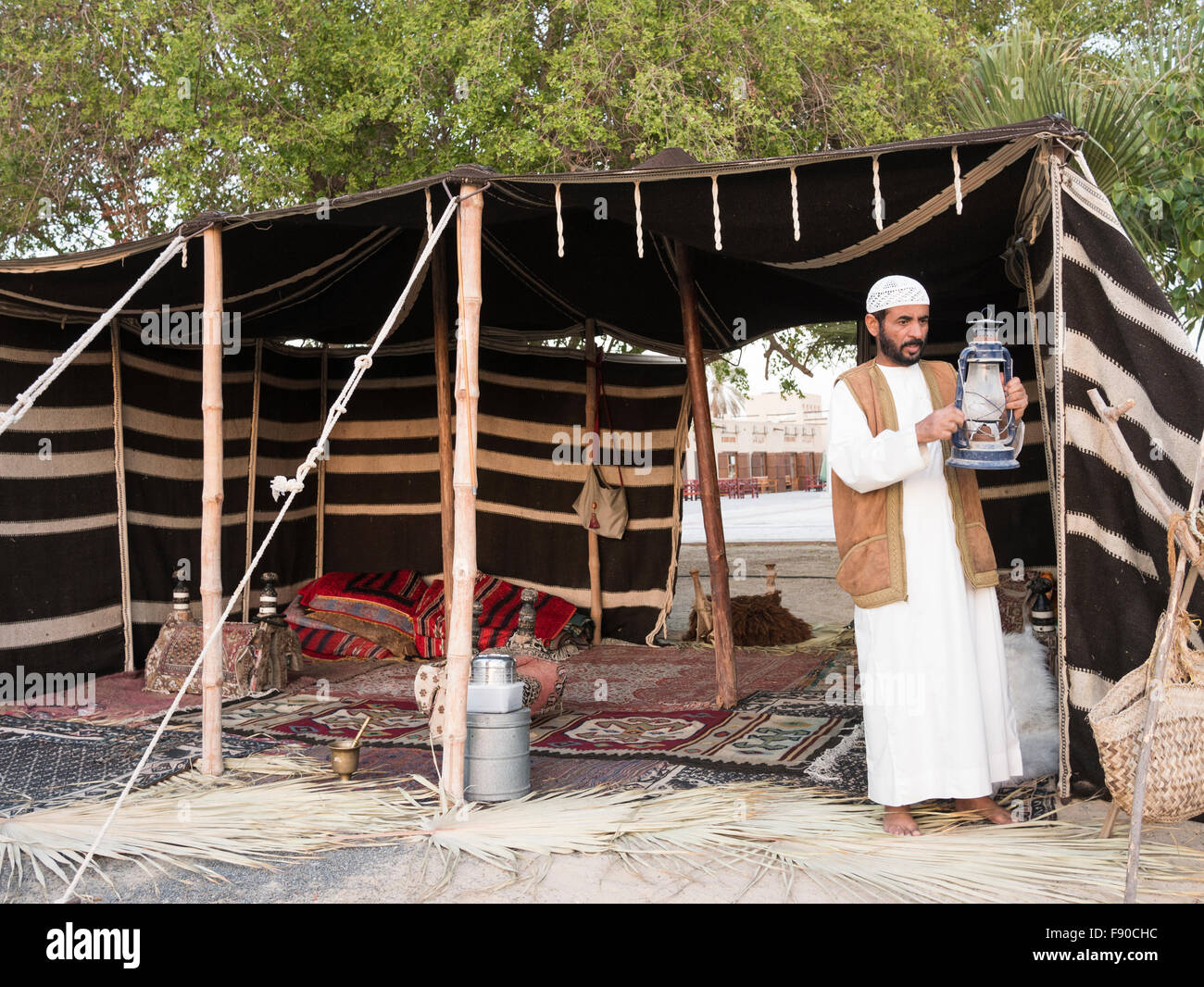 Un homme d'une lampe d'éclairage dans la tente bédouine, Dubai heritage  area Photo Stock - Alamy