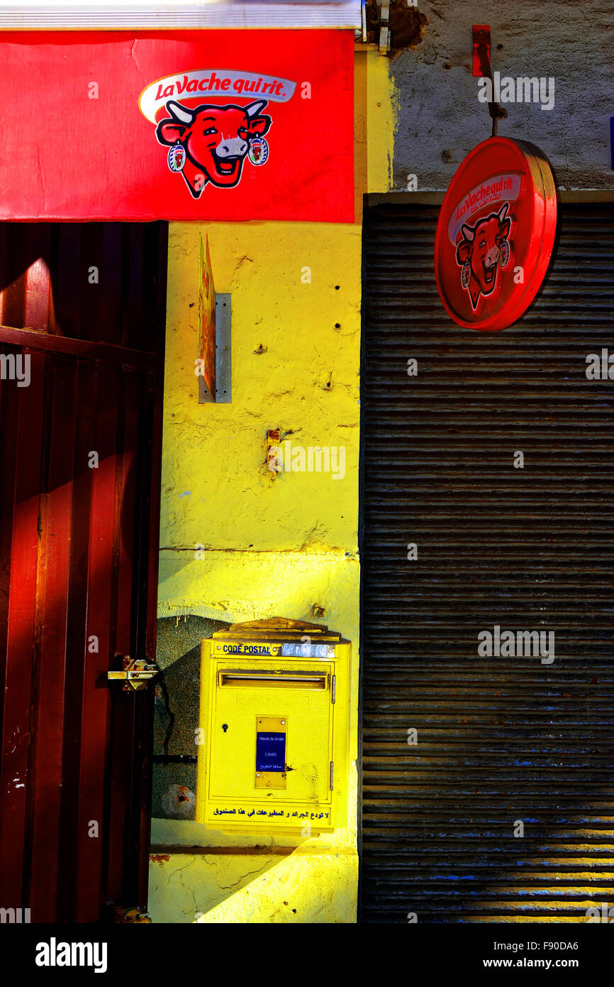 Casablanca Maroc post box et vache qui rit annonce Banque D'Images