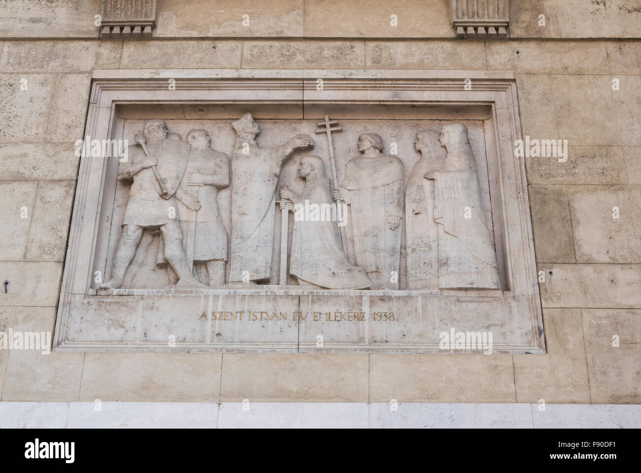 Un événement religieux comme bas-relief sur le mur extérieur de la basilique Saint-Etienne, Budapest, Hongrie. Banque D'Images