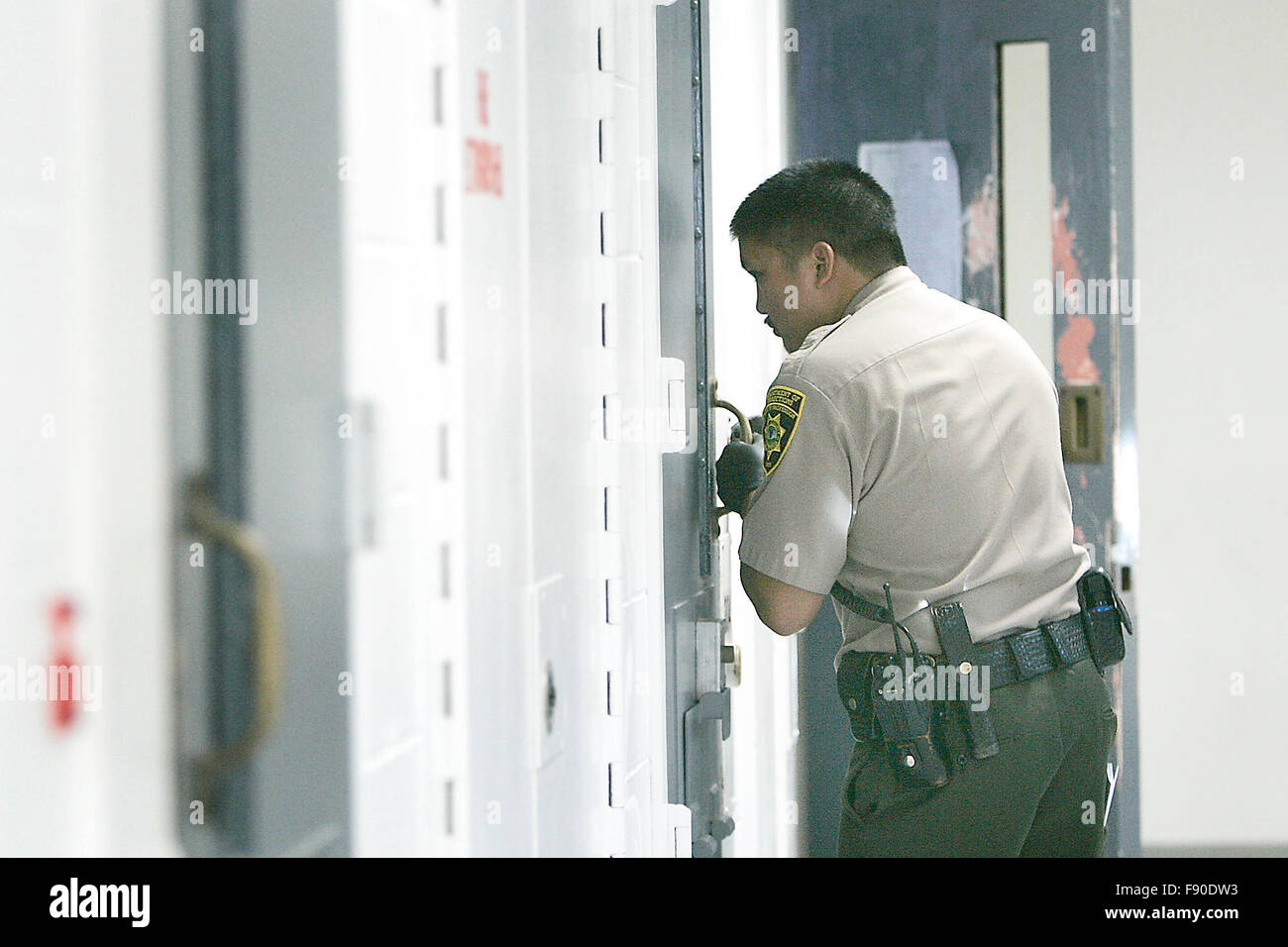 Napa, CA, USA. Dec 11, 2015. Le Comté de Napa un agent de correction des contrôles sur l'état d'un détenu dans une des unités. © Napa Valley Inscription/ZUMA/Alamy Fil Live News Banque D'Images