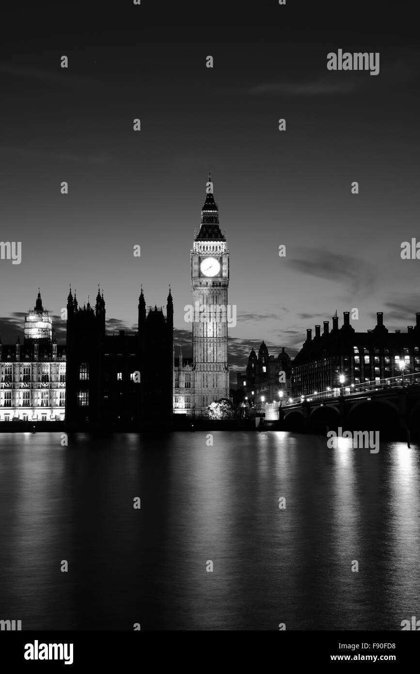 Big Ben et des chambres du Parlement à Londres au crépuscule panorama. Banque D'Images