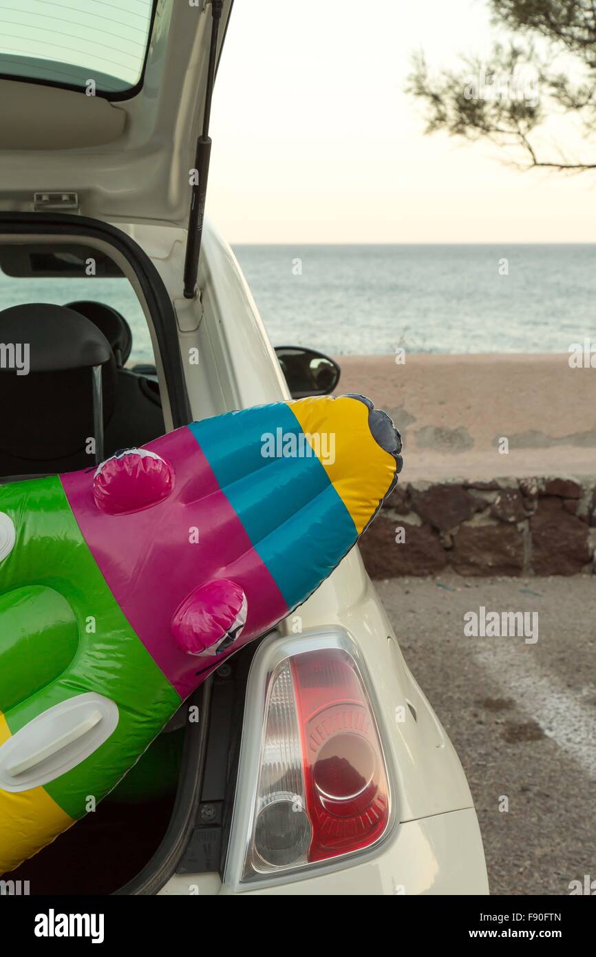 Le coffre de la voiture rempli d'accessoires de plage Banque D'Images