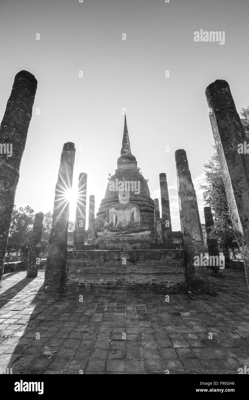 Ruines du temple bouddhiste ancienne dans parc historique de Sukhothai, Thaïlande. Banque D'Images