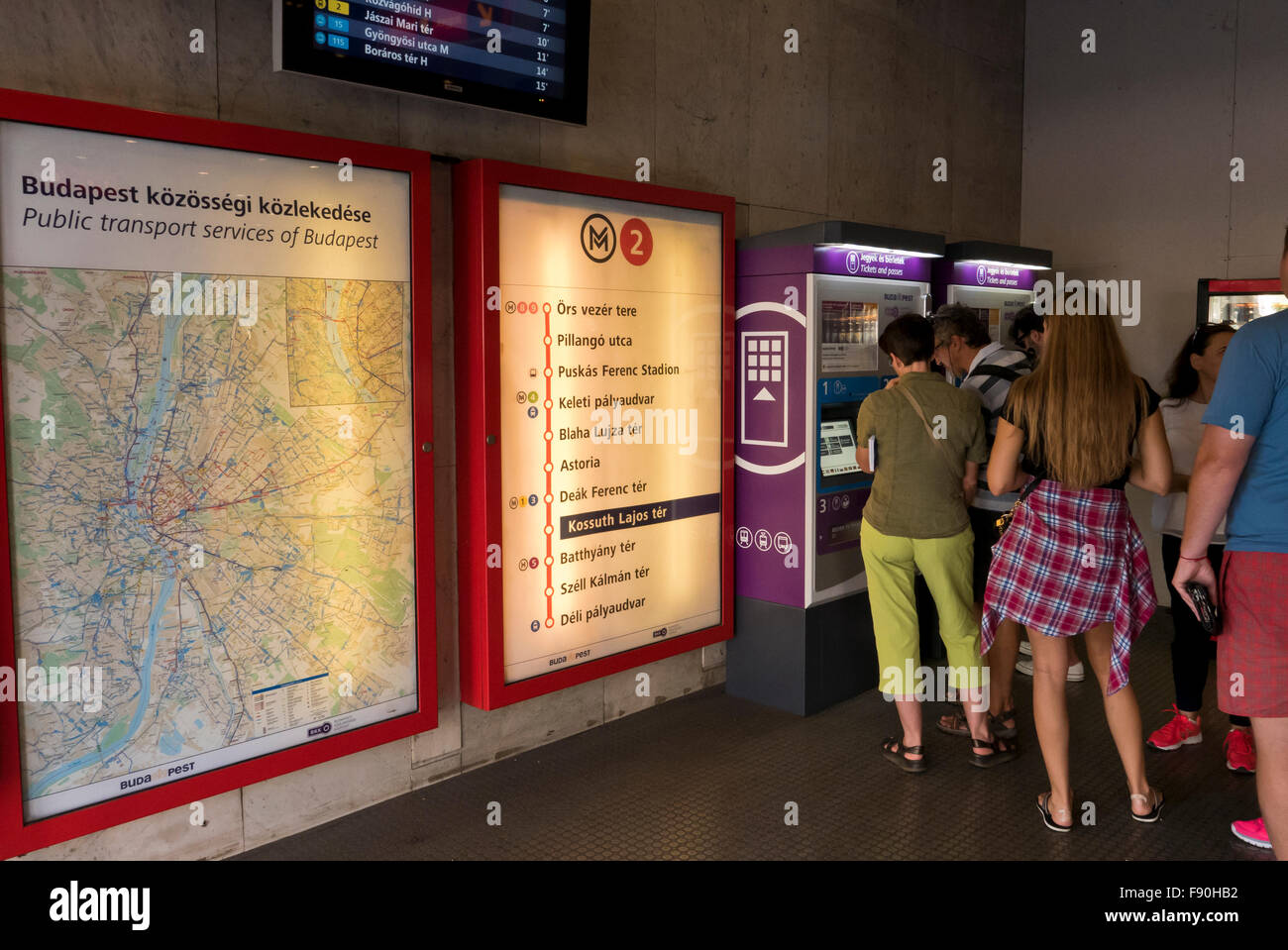 Les passagers faisant la queue pour acheter des billets de train à un distributeur automatique dans une station, Budapest, Hongrie. Banque D'Images