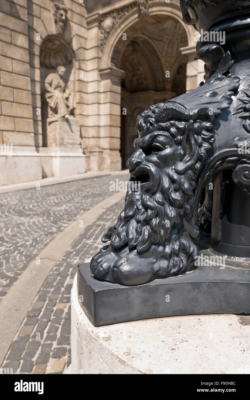 Visage masculin sculpture à la base du lampadaire à l'extérieur de l'Opéra hongrois, Budapest, Hongrie. Banque D'Images