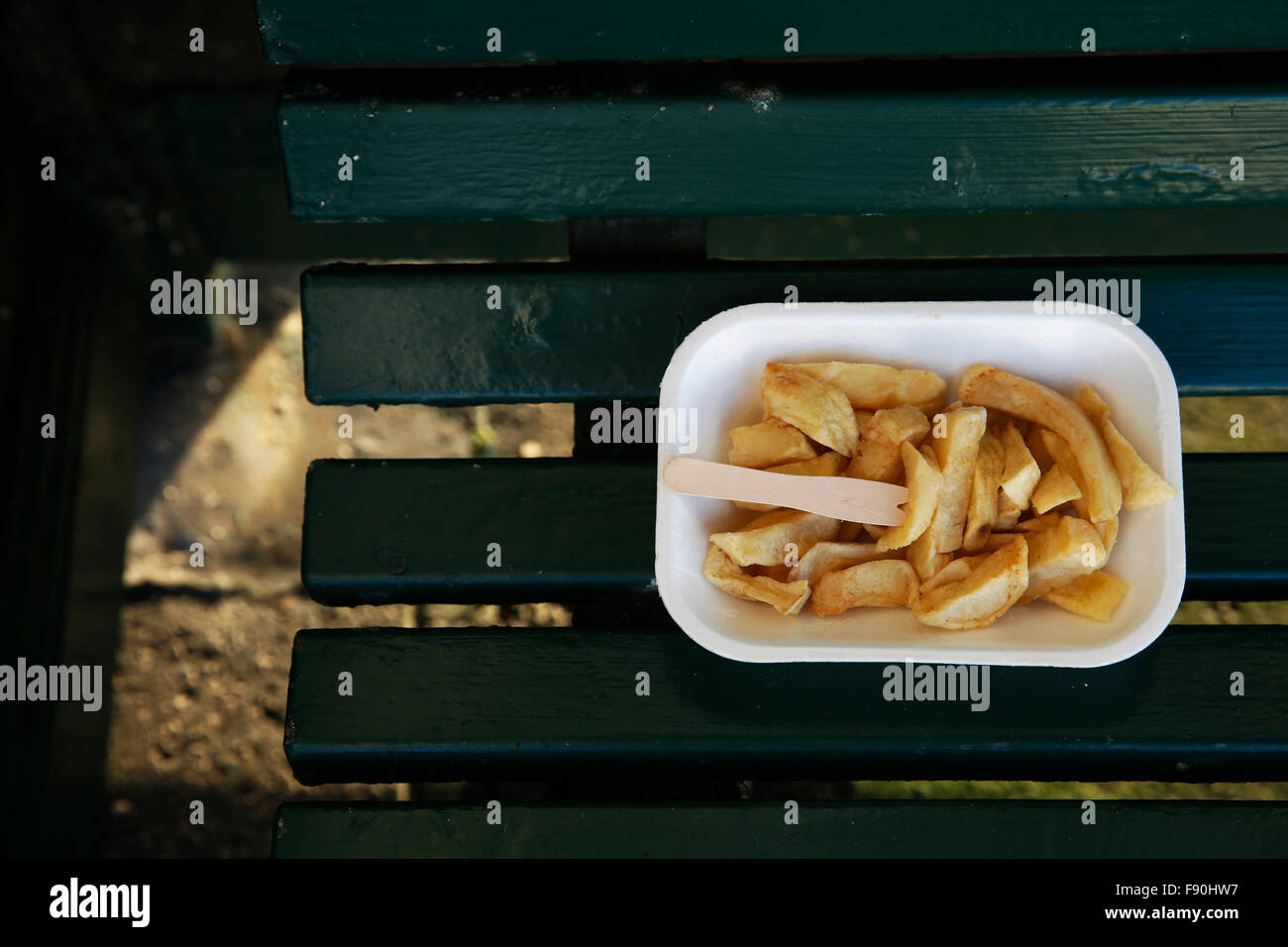 Jetons sur un banc sur la promenade de Brighton, Royaume-Uni Banque D'Images