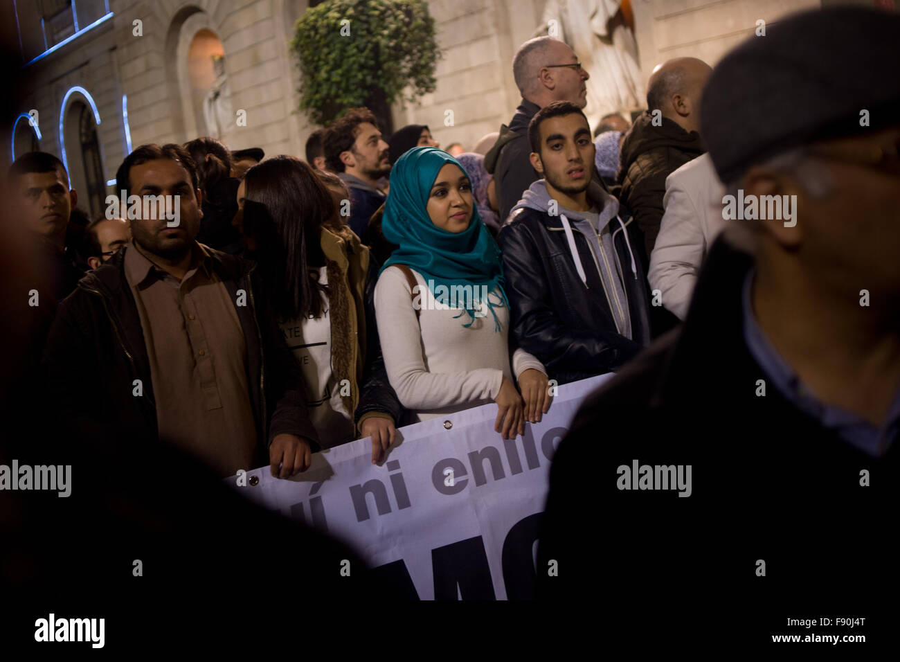 Barcelone, Catalogne, Espagne. Dec 12, 2015. À BARCELONE les gens détiennent une bannière de lire des slogans contre l'islamophobie au cours d'une manifestation tenue par l'organisation catalane Plataforma Musulmans Contra la Islamofobia en raison de la Journée internationale de lutte contre l'Islamophobie. Crédit : Jordi Boixareu/ZUMA/Alamy Fil Live News Banque D'Images