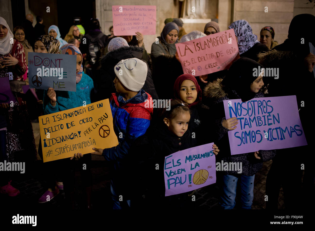 Barcelone, Catalogne, Espagne. Dec 12, 2015. À Barcelone occupent les enfants lecture bannières des slogans contre l'islamophobie au cours d'une manifestation tenue par l'organisation catalane Plataforma Musulmans Contra la Islamofobia en raison de la Journée internationale de lutte contre l'Islamophobie. Crédit : Jordi Boixareu/ZUMA/Alamy Fil Live News Banque D'Images