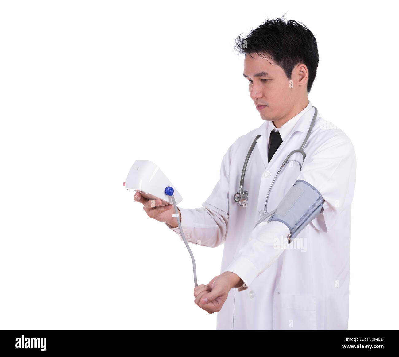 Médecin avec tensiomètre numérique isolé sur fond blanc Banque D'Images