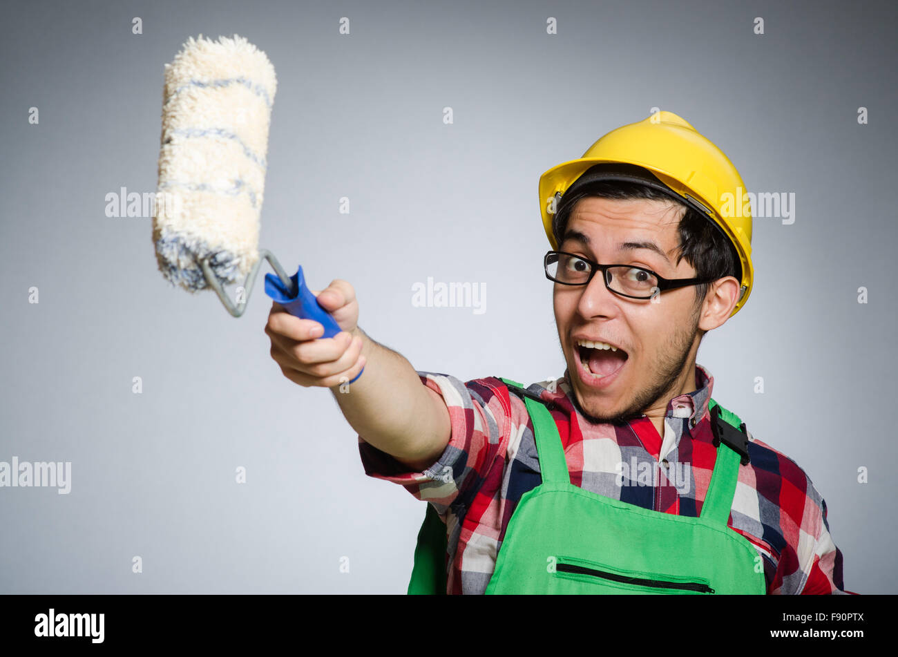 Peintre Drole Avec Un Casque De Protection Et Roller Photo Stock Alamy