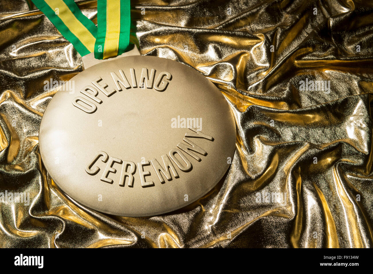 Grande médaille d'or sur fond or brillant commémorant la cérémonie d'ouverture d'un événement sportif Banque D'Images