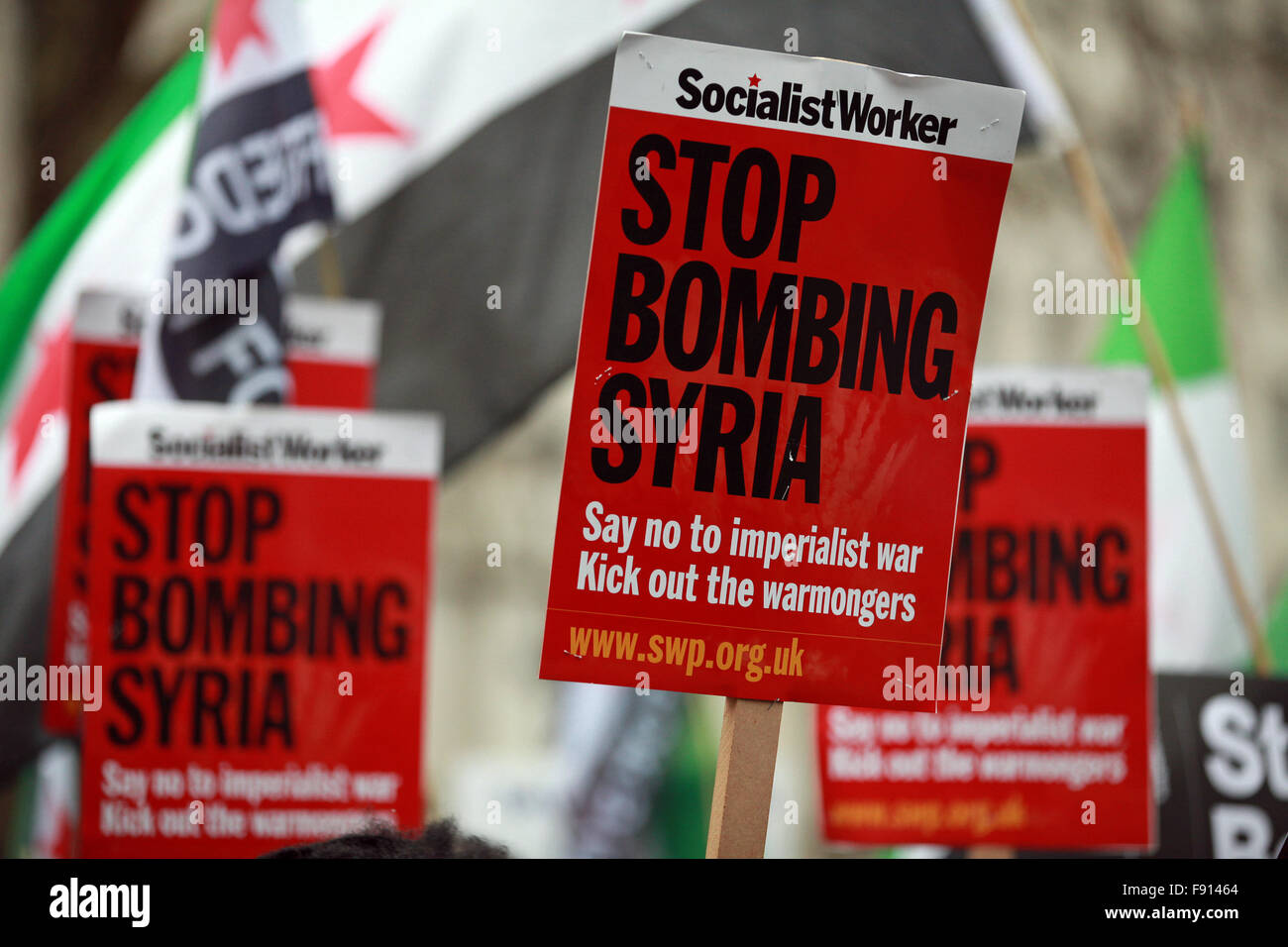 Londres, Royaume-Uni. 12 Décembre, 2015. Deux plaques à la Coalition contre la guerre à l'extérieur rassemblement Downing Street, appelant à la fin de l'intervention britannique en Syrie. Credit : Mark Kerrison/Alamy Live News Banque D'Images