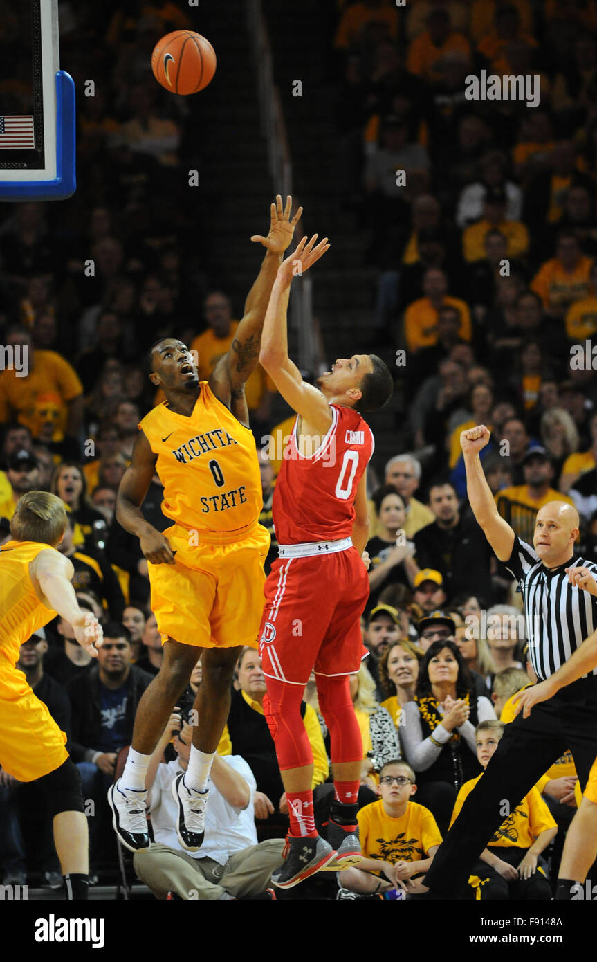 Wichita, Kansas, États-Unis. Dec 12, 2015. 0 Double Wichita State Shockers avant Rashard Kelly (0) et de l'Utah Utes avant Brekkott Chapman (0) La bataille pour une balle lâche pendant le match de basket-ball de NCAA entre les Utah Utes et le Wichita State Shockers au dépôt Bank Arena à Wichita, Kansas. Kendall Shaw/CSM/Alamy Live News Banque D'Images