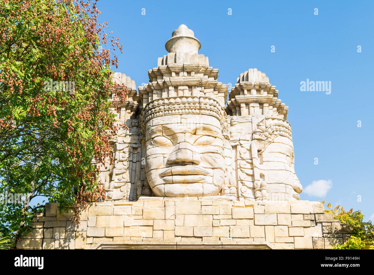 Visages de pierre d'un temple dans la forêt. Banque D'Images