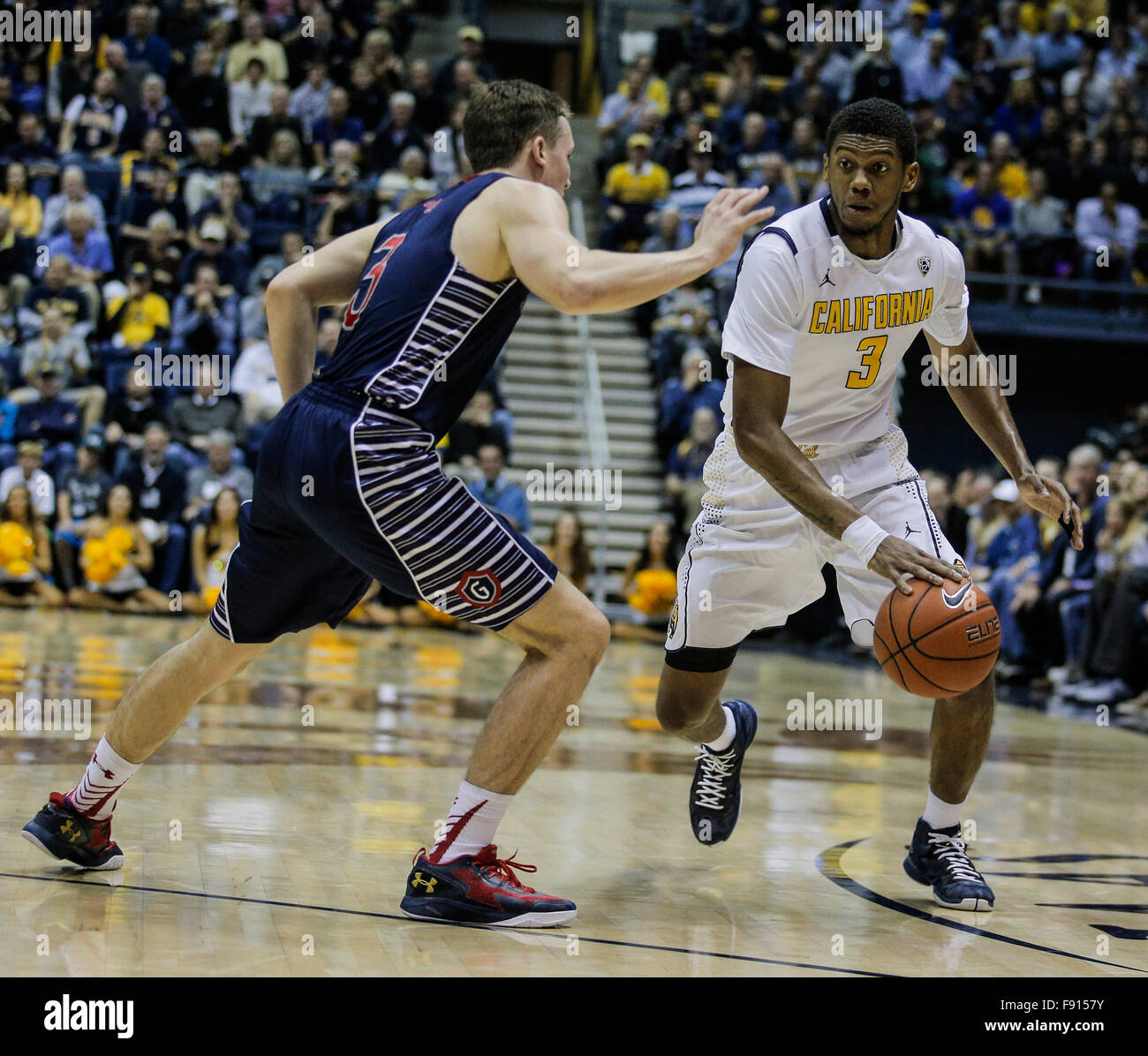 USA Berkeley CA. Dec 12, 2015. Californie G #  3 Tyrone Wallace a frappé sept points et 3 prises bloc lors de match de basket-ball NCAA entre Saint Mary's Gaels et le California Golden Bears 63-59 gagner à Berkeley en Californie Pavillon Hass Thurman James/CSM/Alamy Live News Banque D'Images