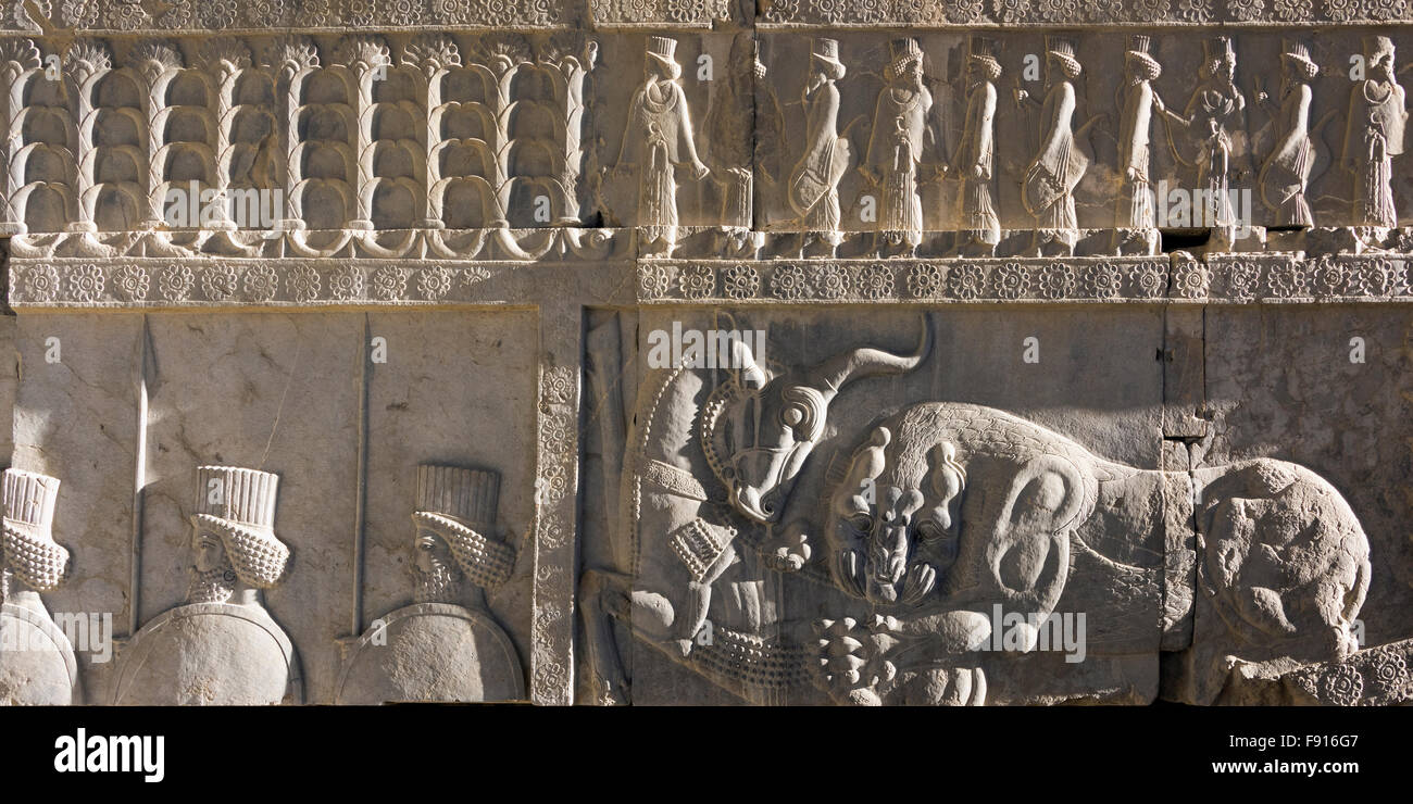 Détail de la frise et Bull Lion le long de l'escalier de l'Apadana, Persepolis, Iran Banque D'Images