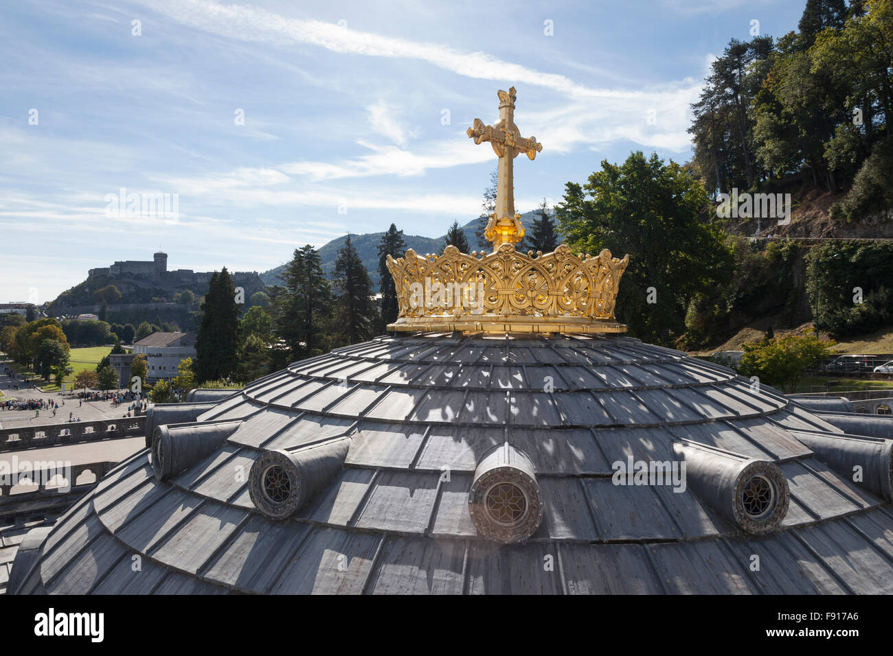 La couronne dorée et croix sur le dôme de la basilique du Rosaire du Sanctuaire de Notre-Dame de Lourdes Banque D'Images