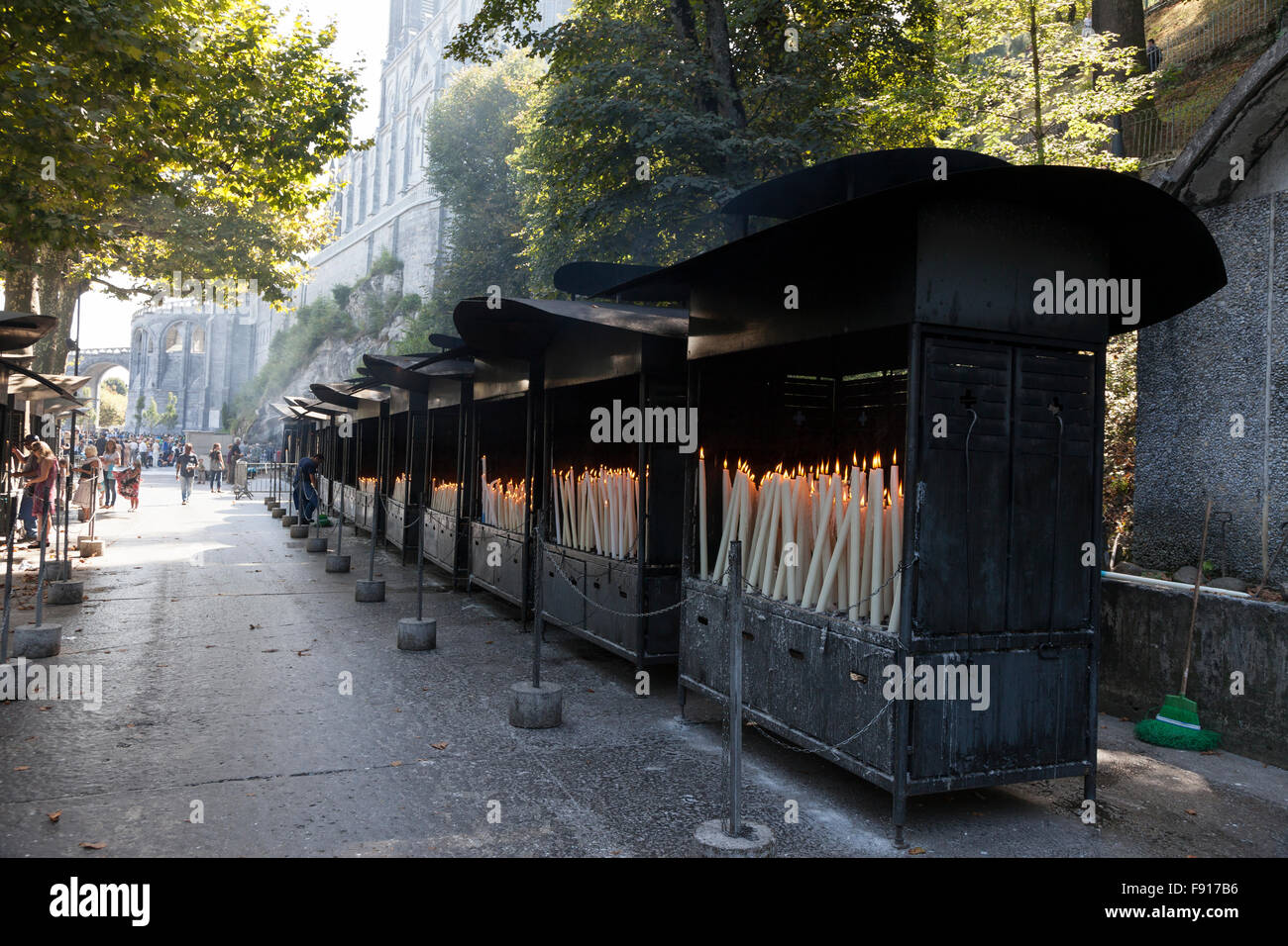 Rangée de brulières plein de bougies de dévotion à la Grotte de Massabielle dans le sanctuaire de Notre Dame de Lourdes Banque D'Images