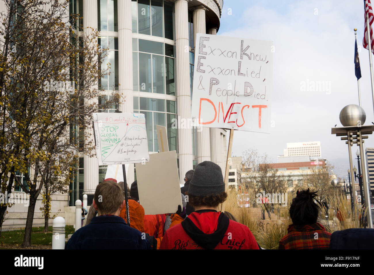 Salt Lake City, Utah, USA, le 12 décembre, 2015. Les militants se rassemblent à l'extérieur du palais de justice à l'appui d'un solide à l'accord sur le changement climatique COP21 conférence à Paris et d'adresser une pétition au procureur général de l'Utah pour enquêter sur l'Exxon Mobil les refus par les graves du changement climatique. Ensuite, le groupe s'est rendu au blocage d'une station d'essence Exxon dans Murray, Utah. Brent Olson / Alamy Live News. Banque D'Images