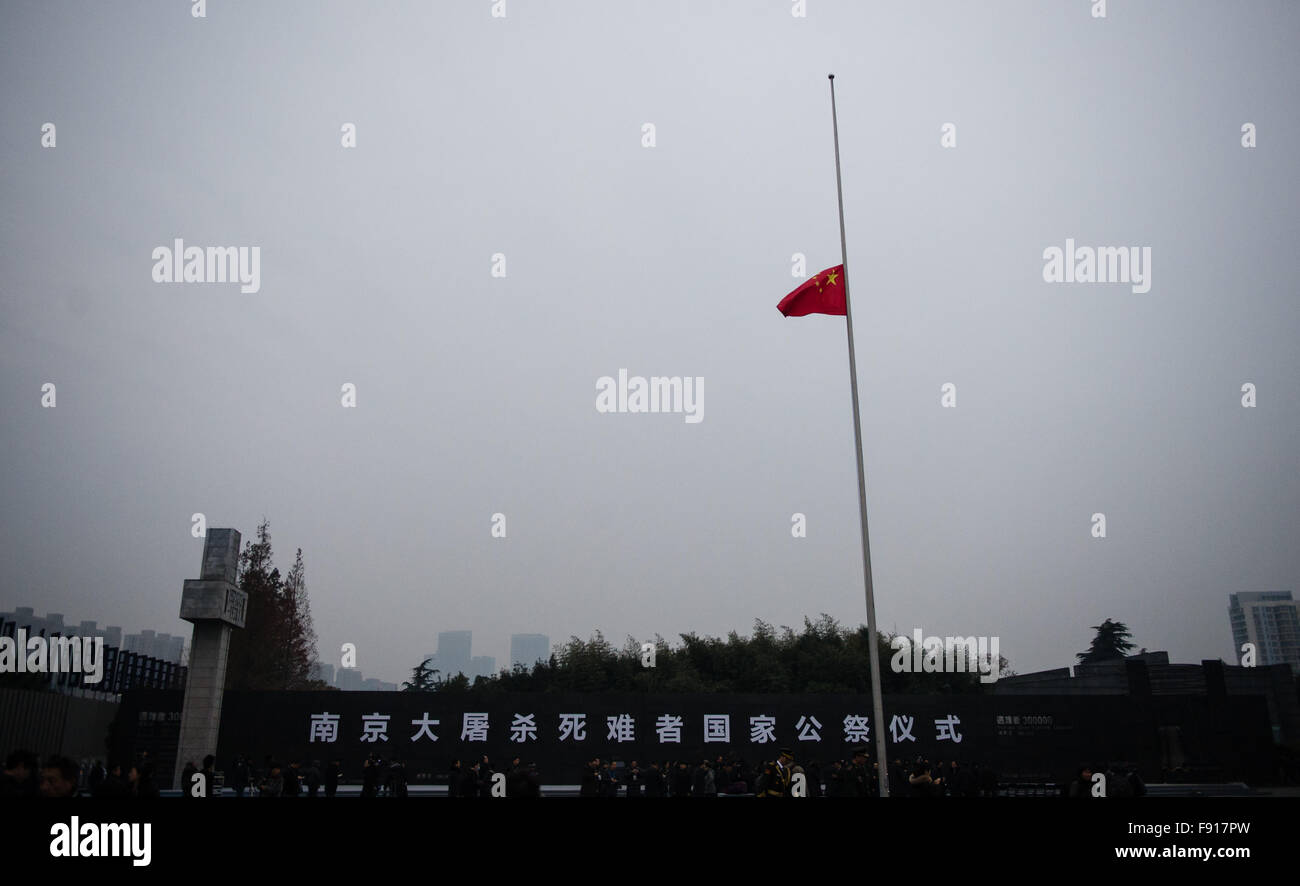 Nanjing, Jiangsu Province de la Chine. 13 Décembre, 2015. Le drapeau national chinois vole à mi-mât en avant de la cérémonie d'état pour le deuxième jour commémoratif national de Nanjing Massacre Memorial Hall au victimes du massacre de Nanjing, victimes de la Chine de l'est de la province de Jiangsu, le 13 décembre 2015. © Li Xiang/Xinhua/Alamy Live News Banque D'Images