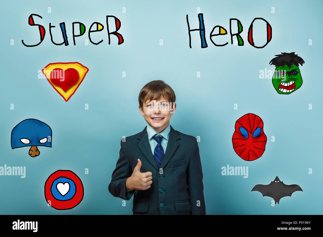 Teen boy happy signer oui super héros super-puissance de t Banque D'Images