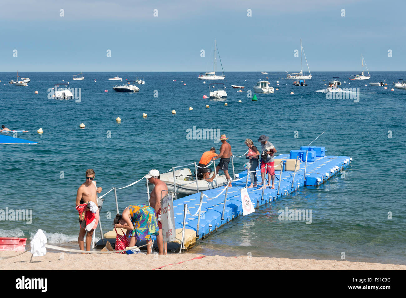 Jetée flottante de Platja Gran, Tossa de Mar, Costa Brava, province de Gérone, Catalogne, Espagne Banque D'Images