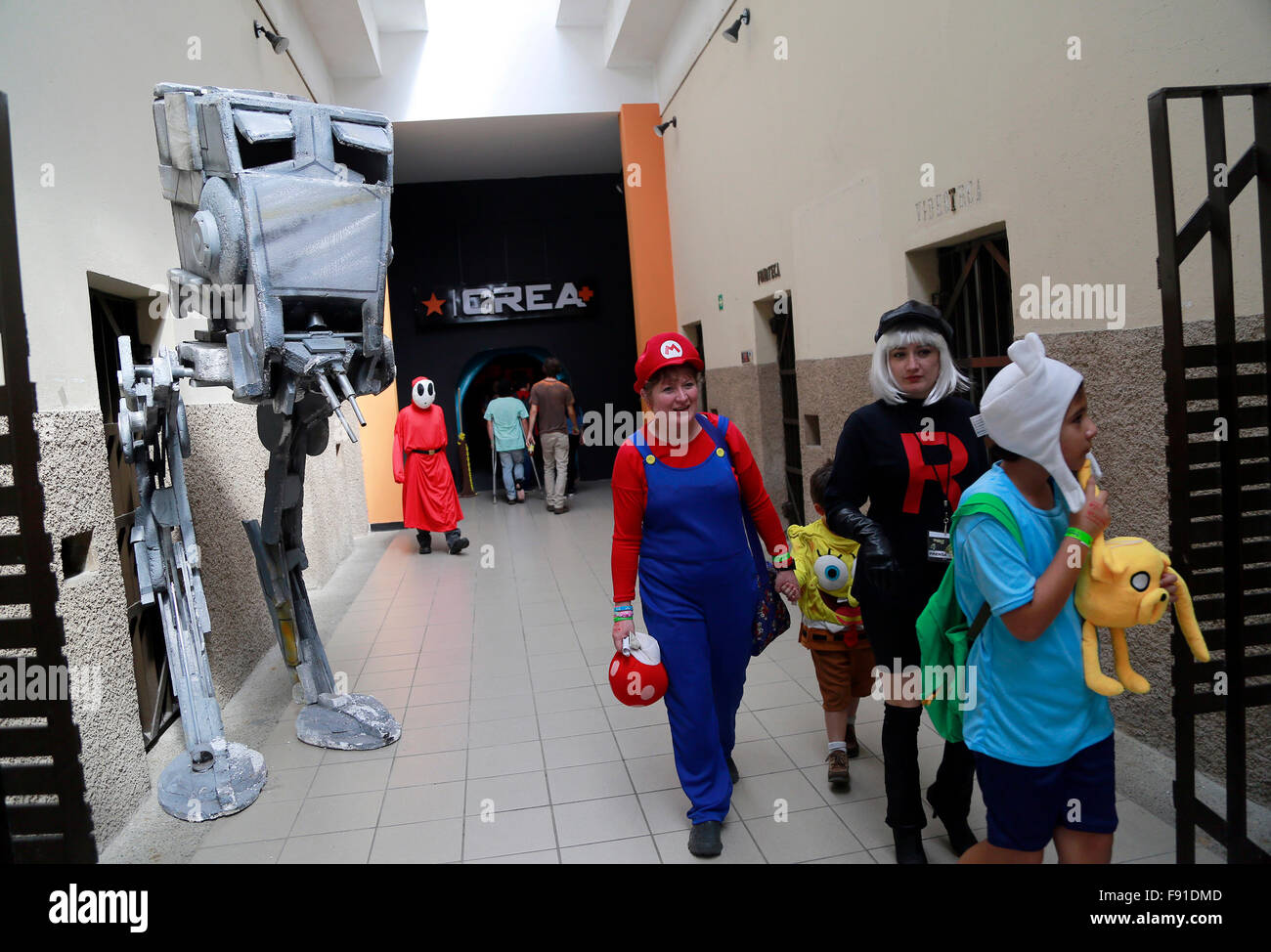 San Jose, Costa Rica. Dec 12, 2015. Les gens assistent à l'Game-Con Le Costa Rica dans le Musée des enfants de San José, capitale du Costa Rica, le 12 décembre 2015. Selon les organisateurs, la convention a pour objectif principal de collecter des jouets qui seront livrés à Noël à l'Hôpital pour enfants et dans les communautés en situation de risque social. Credit : Kent Gilbert/Xinhua/Alamy Live News Banque D'Images