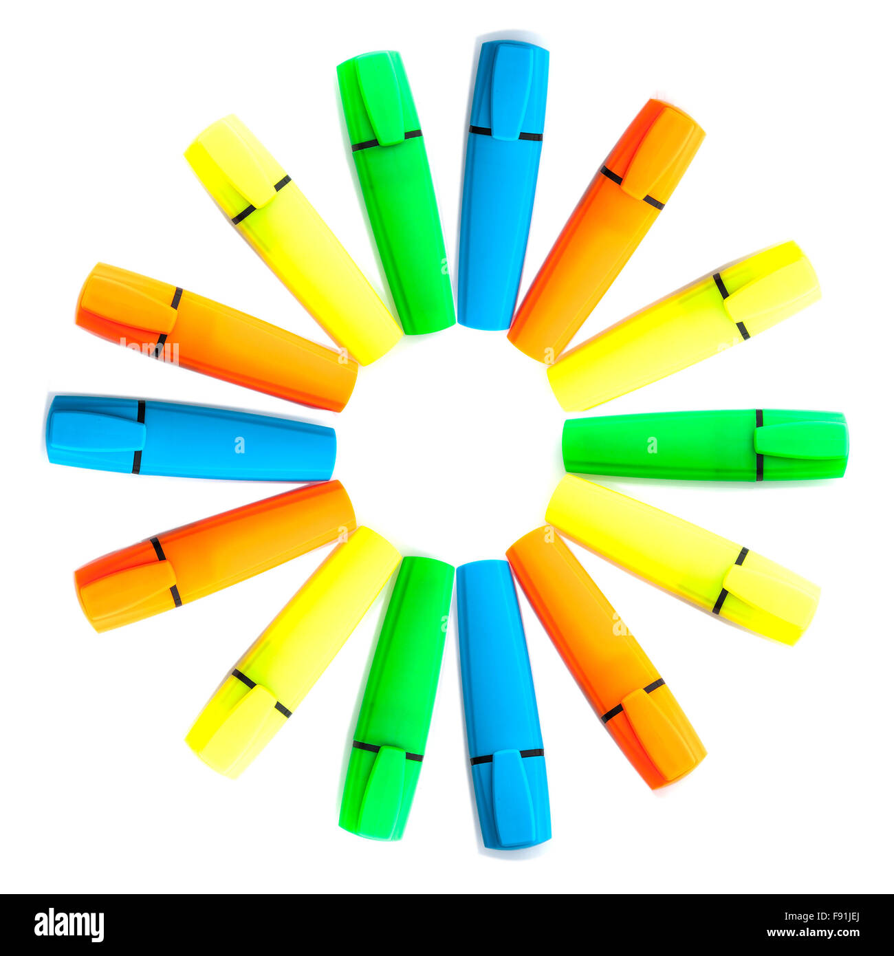 Surligneurs multicolores dans un cercle isolé sur fond blanc Banque D'Images
