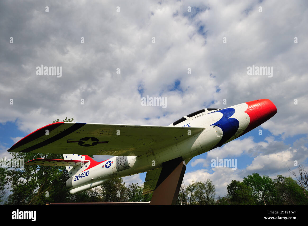 Une guerre de Corée-era vintage F-84F jet fighter avions exposés à un poste dans l'ouest de VFW Chicago, Illinois, USA. Banque D'Images