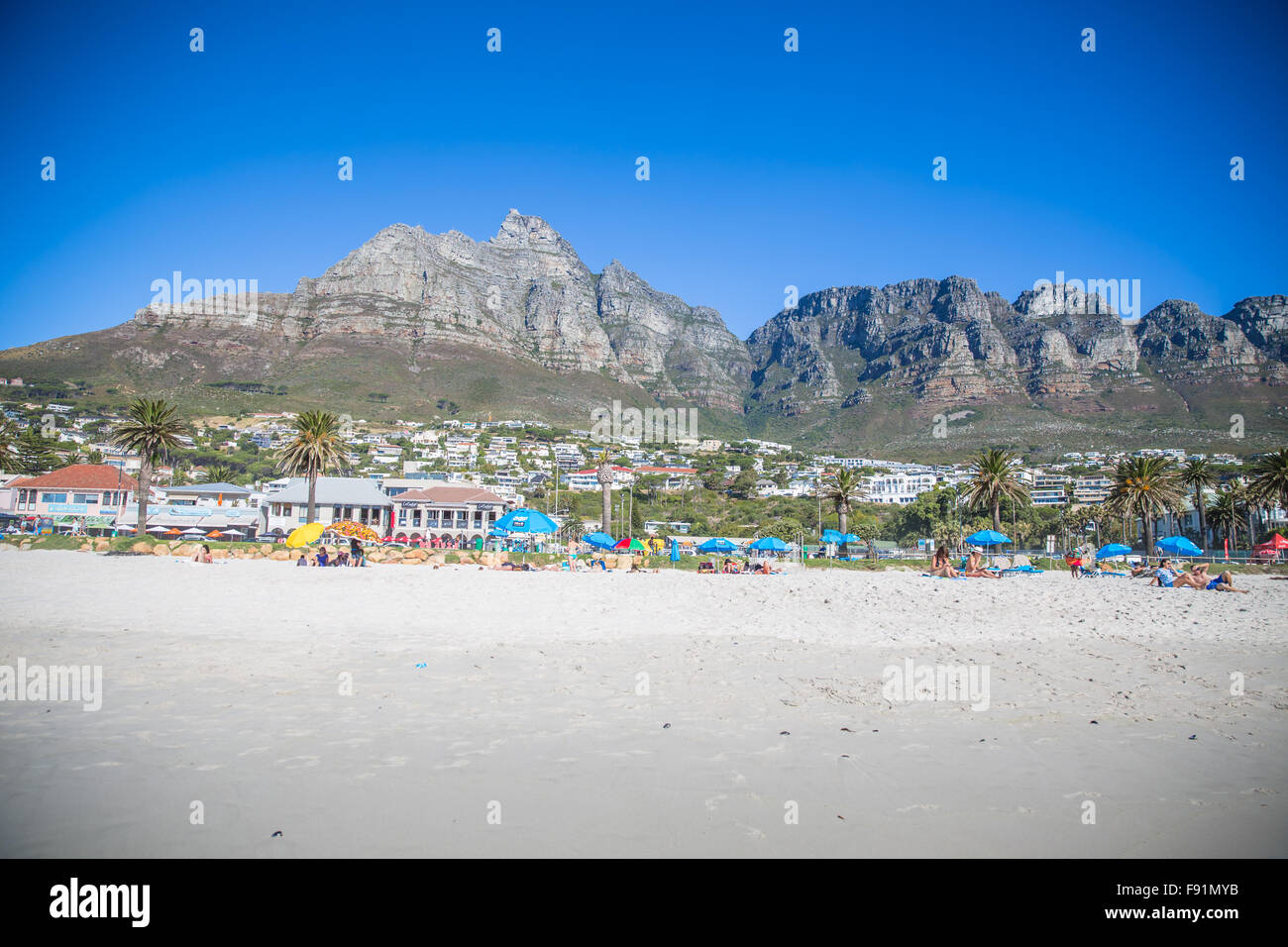 Afrique du Sud - le 28 janvier 2015 : La célèbre plage de Camps Bay à Cape Town Banque D'Images