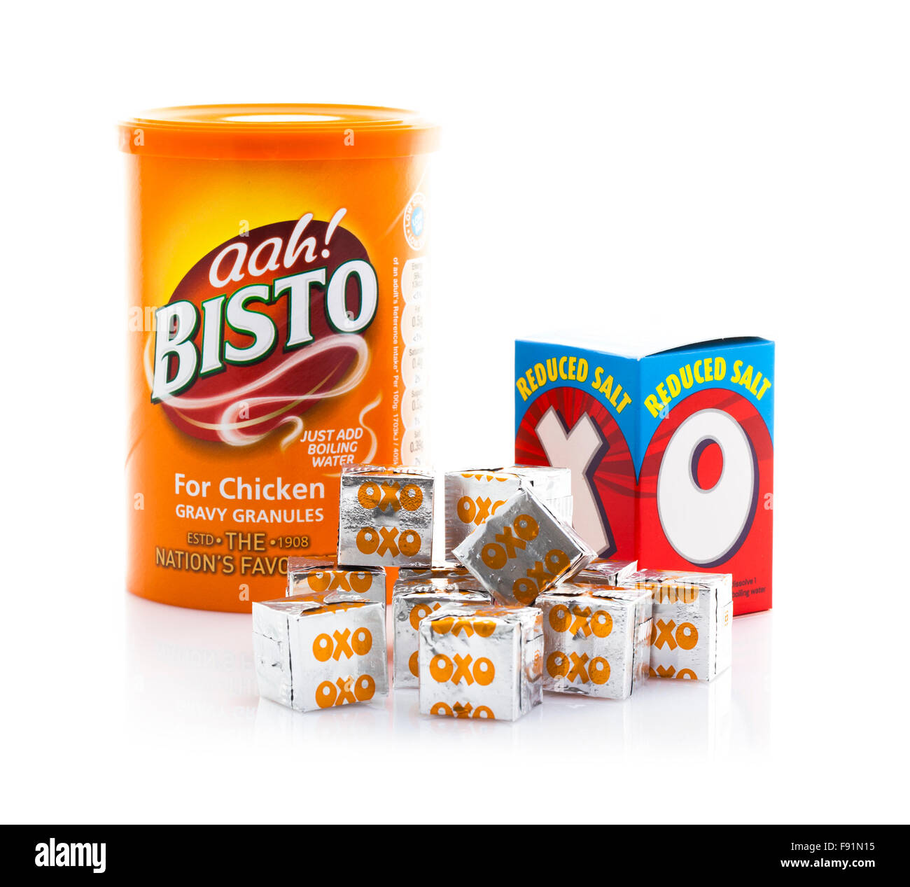 Boeuf et poulet OXO cubes avec sauce Bisto Granules sur fond blanc Banque D'Images