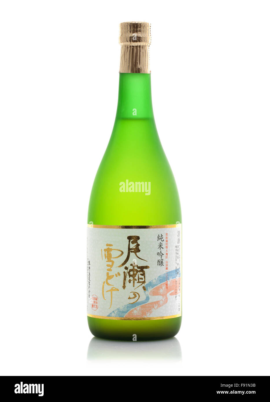 Bouteille de saké japonais sur fond blanc Banque D'Images