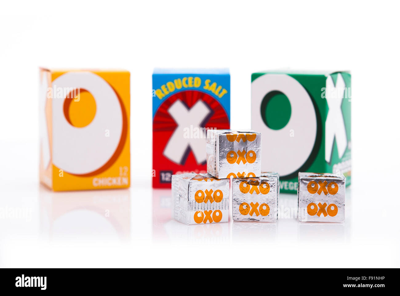 Boeuf, poulet et légumes cubes OXO sur fond blanc, OXO Banque D'Images