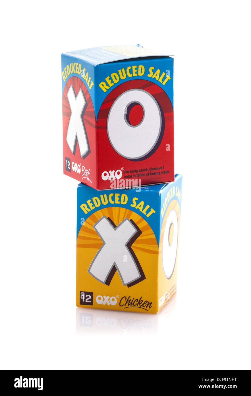 Boeuf et poulet OXO cubes, OXO est l'une des marques les plus populaires de sauce sur un fond blanc Banque D'Images