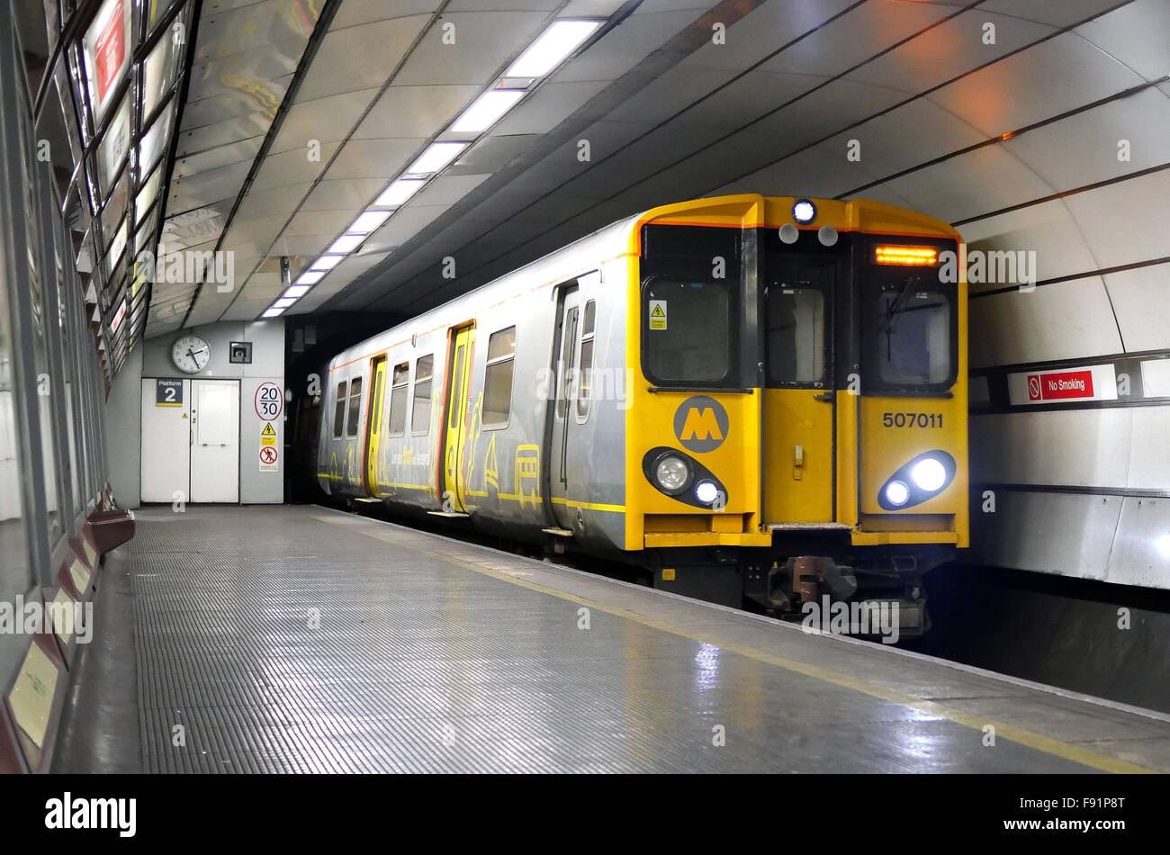 Moorfields Merseyrail Train arrivant en gare de Liverpool Banque D'Images