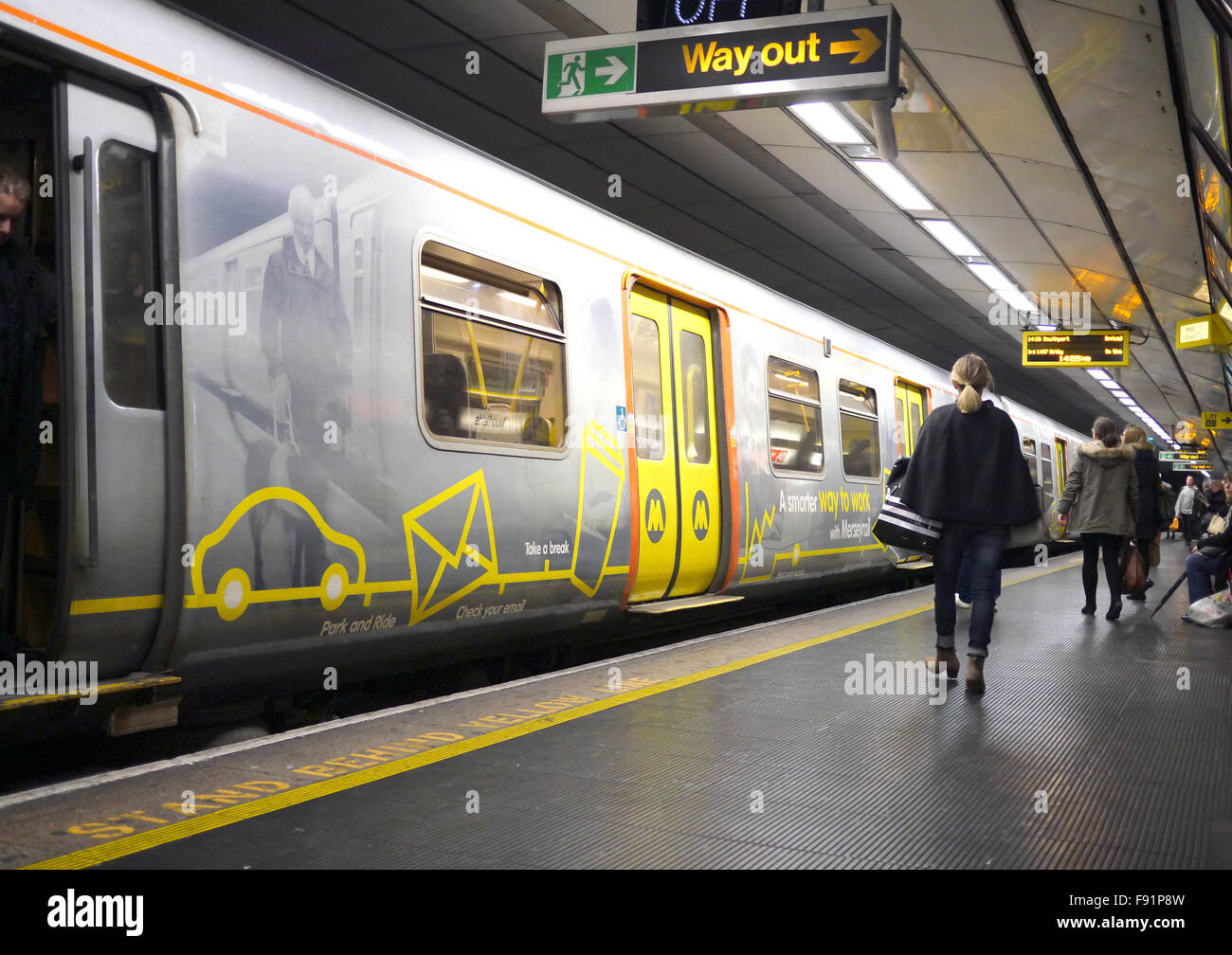 Moorfields Merseyrail Train arrivant en gare de Liverpool Banque D'Images