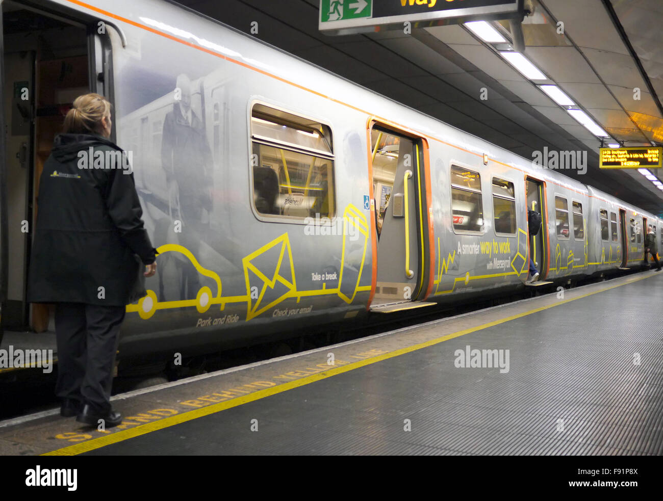 Moorfields Merseyrail Train arrivant en gare de Liverpool Banque D'Images