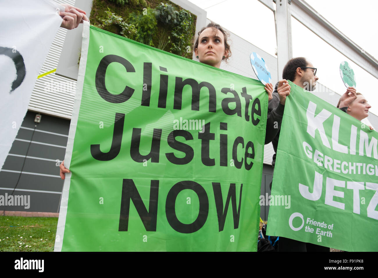 Activistes du climat à la COP21 sommet des Nations Unies sur le climat à Paris, France, l'étape d'une manifestation appelant à 'climate justice now', 1 décembre 2015. Banque D'Images