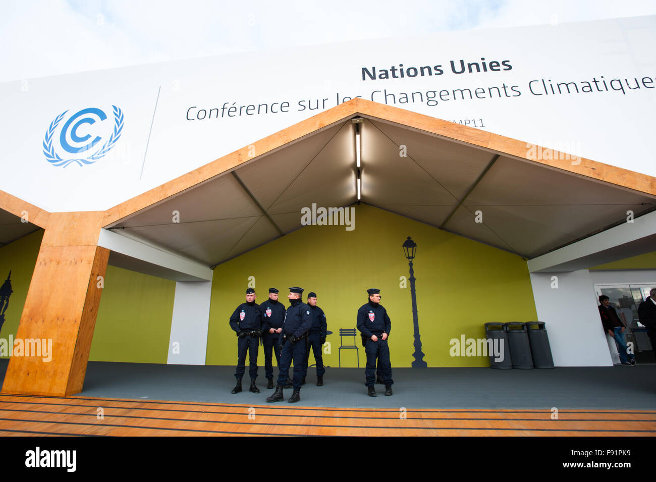 La police française montent la garde comme délégués arrivent à la COP21 sur le climat sommet à Paris, France, le 30 novembre 2015. Banque D'Images