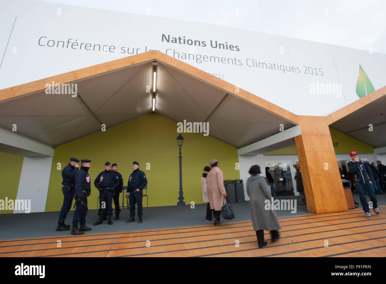 La police française montent la garde comme délégués arrivent à la COP21 sur le climat sommet à Paris, France, le 30 novembre 2015. Banque D'Images