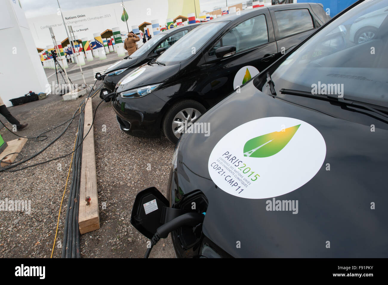 Une flotte de voitures électriques à l'avant frais de la COP21 conférence des Nations Unies sur le climat au Bourget près de Paris, France, le 30 novembre 2015. Banque D'Images