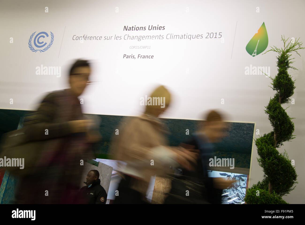 Les délégués entrez le hall principal de la COP21 sur le climat sommet à Paris, France, le 29 novembre 2015. Banque D'Images