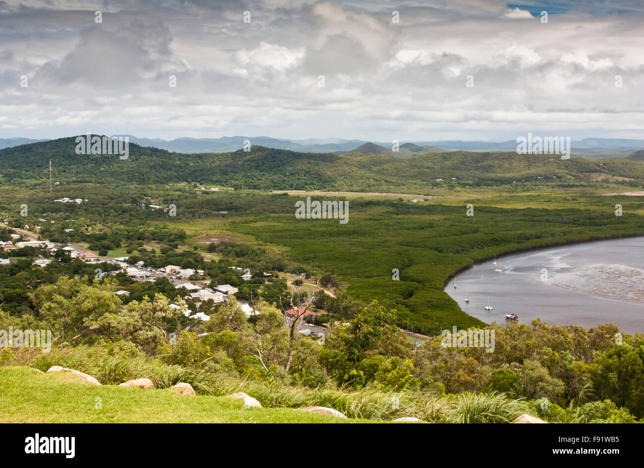 Voir à partir de la colline herbeuse surplombant la petite ville de Cooktown où James Cook a atterri Banque D'Images